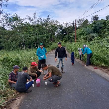 Jum’at bersih bersama pambakal beserta perangkat, BPD dan RT