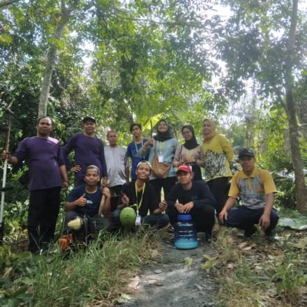 Jum’at bersih bersama Pemerintah Desa Surian, KKN Universitas Borneo Lestari dan warga Desa Surian