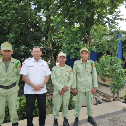 Pambakal Desa Surian beserta 3 orang anggota linmas mengikuti apel gelar pasukan satlinmas